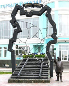 Омск. Скульптура у вокзала