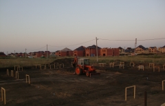 Земляные работы на стройплощадке клабхауса "Бремен" в Омске