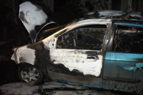 Сгоревший автомобиль "Хендай Хетц" на улице Добровольского