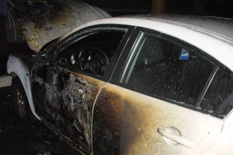 Сгоревший автомобиль "Мазда - 3" на 70 лет Октября