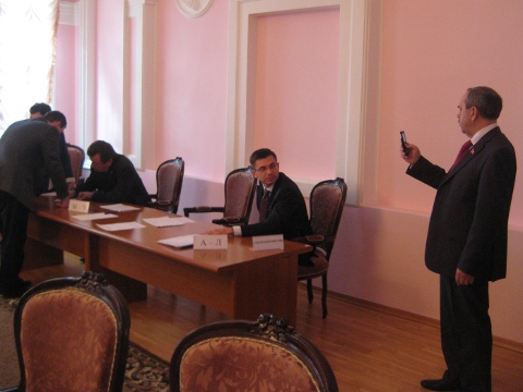 Юрий Тюленев снимает на мобильный телефон работу счетной комиссии