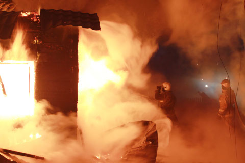 Пожар по улице Челюскинцев в Омске 24.12.2012