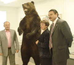 В.Колосов передает музею чучело медведя