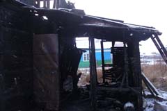 Обгоревший дом в поселке Москаленки