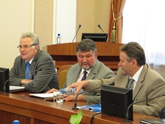 Александр Бутаков (в центре)
