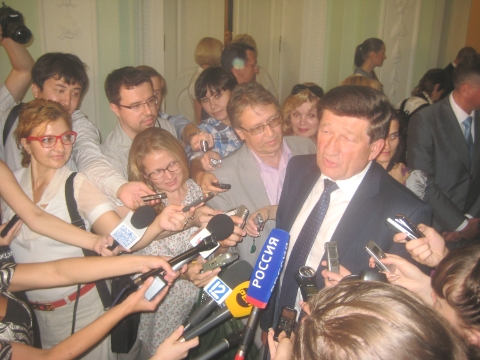 Вячеслав Двораковский в окружении омских журналистов