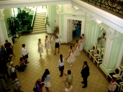 Девушки в нарядах балерин в ожидании первых лиц региона