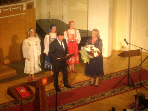 Тамара Повеляйкина вручает памятный подарок Вячеславу Двораковскому
