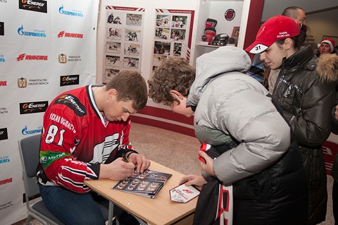Перед матчем можно было получить автографы у любимых хоккеистов